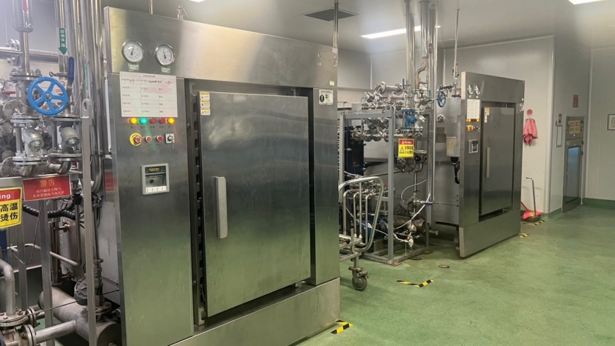 High-temperature steam sterilization chamber for contact lens blisters